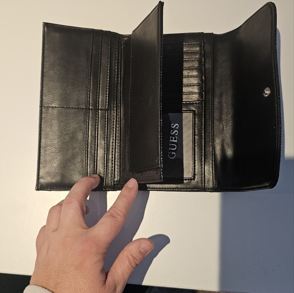 GUESS wallet - Picture 3 of 3